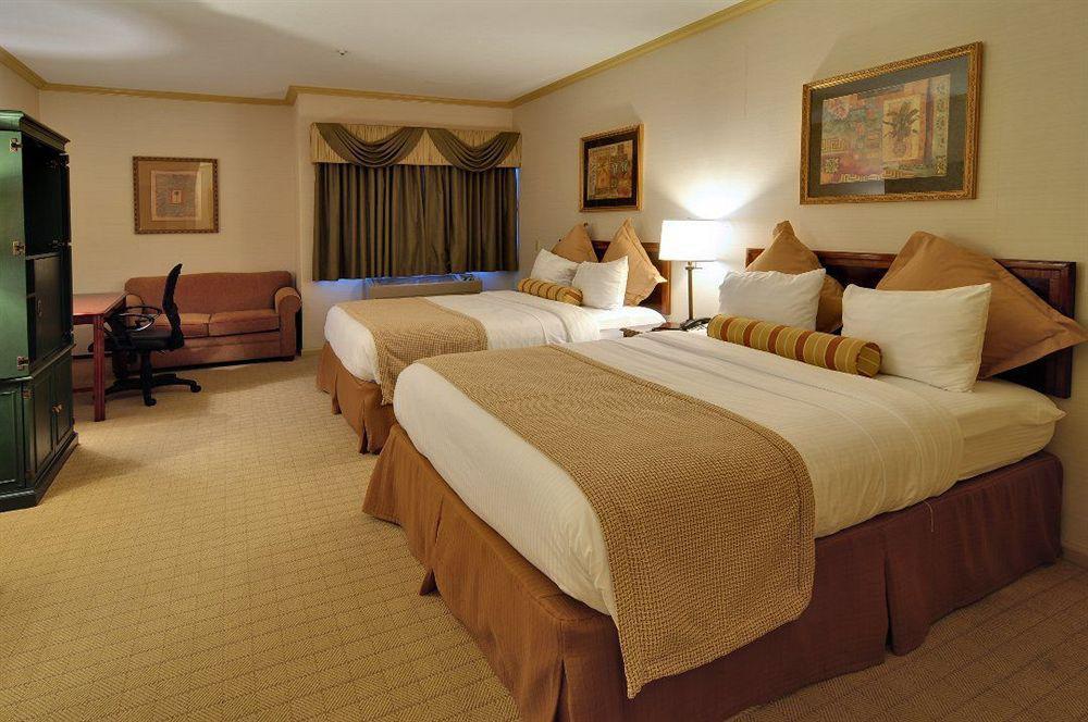 Best Western Plus Palm Court Hotel Davis Room photo