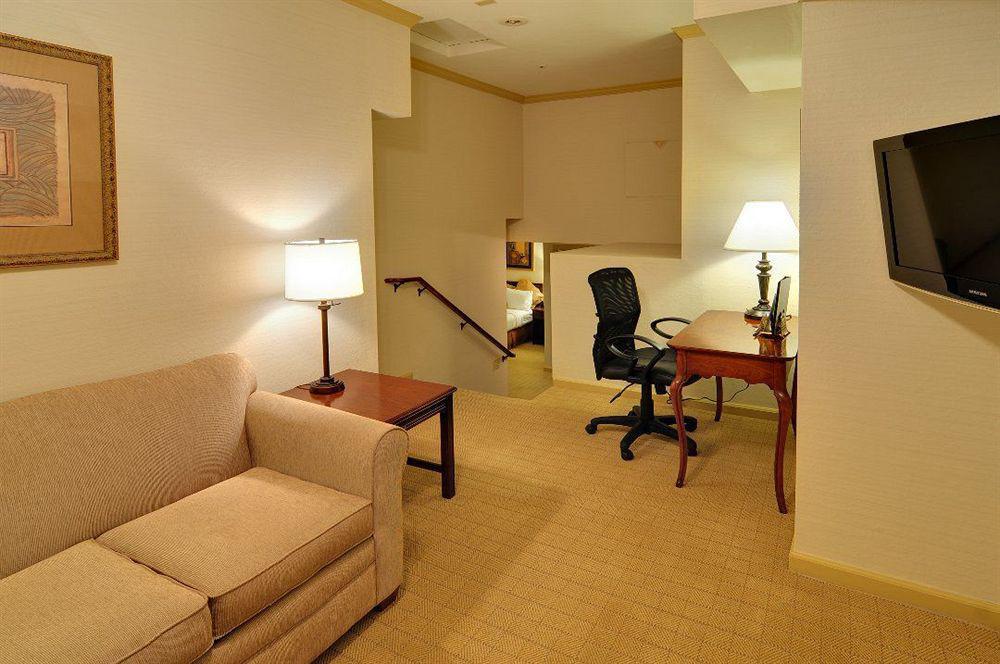 Best Western Plus Palm Court Hotel Davis Room photo